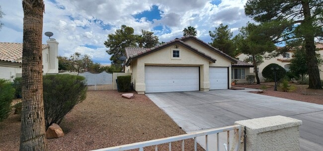 Foto del edificio - Well Maintained Single Story Pool Home in ...
