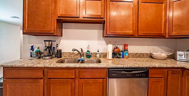 Foto del edificio - FULLY REMODELED HOME WITHIN A SHORT DISTAN...