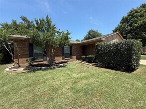 Building Photo - 615 Wandering Way Dr
