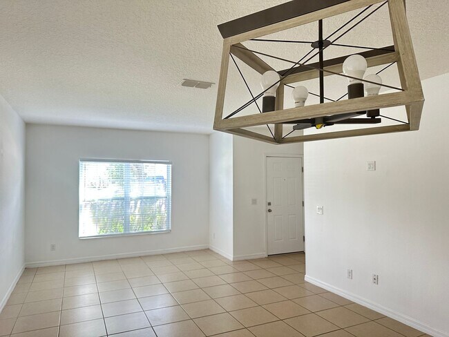 Building Photo - 477 Kestrel Dr