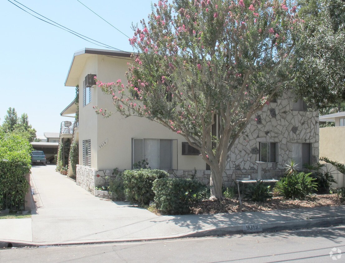 Building Photo - 9614 Live Oak Ave