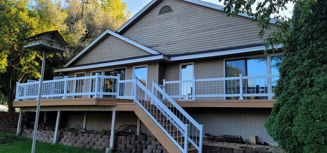 Building Photo - Gorgeous 3 Bedroom for Rent on Lake Minnet...