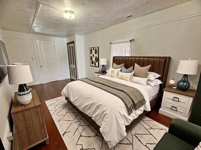 Building Photo - 342 N Newberry St