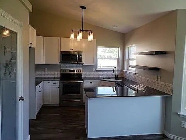Building Photo - 3-bed, 2-bath, 2-car garage, Vinyl Fenced Back Yard, 1514 Sq Ft.