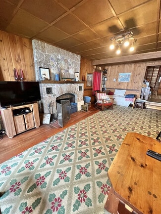 Building Photo - 36 Oak Rd