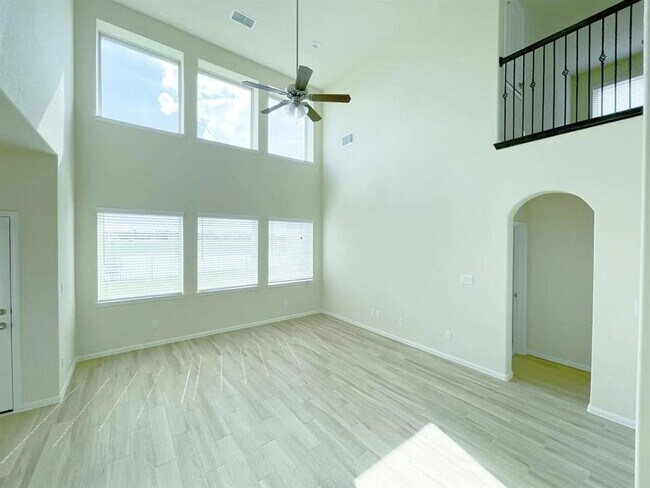 Foto del edificio - 4403 Silvergrass Ln