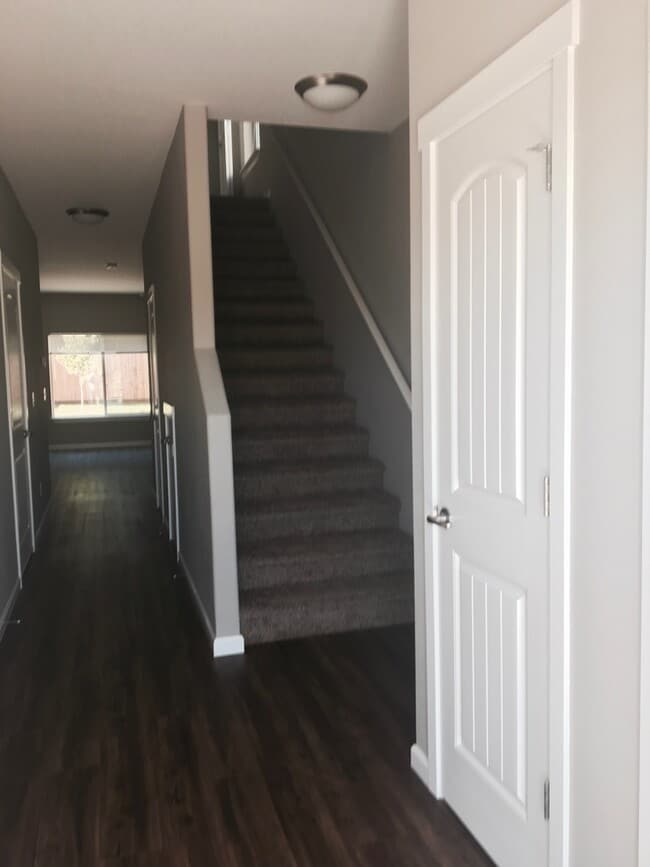 Building Photo - 1422-1422 Marigold Dr