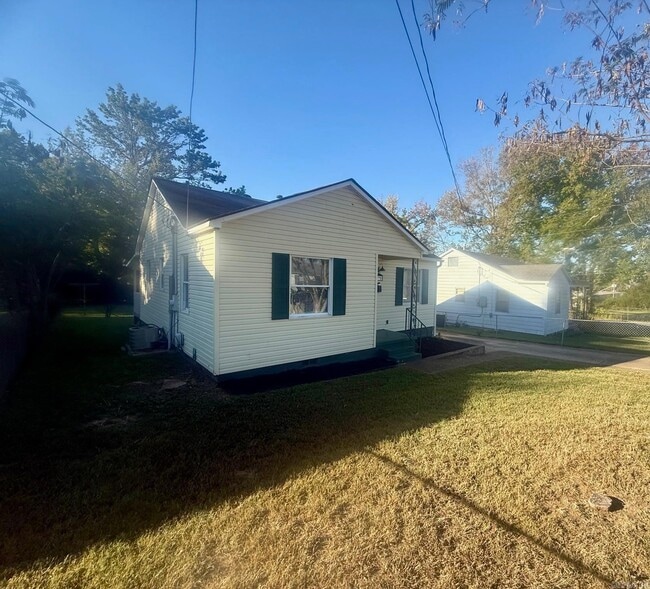 Building Photo - 1220 Thelma St