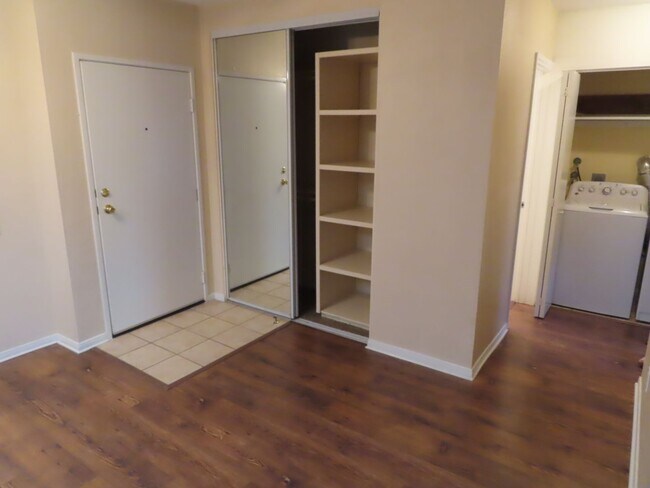 Foto del edificio - Two Bedroom Condo in Golden Hill