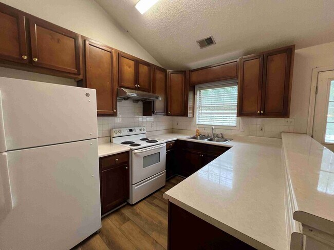 Building Photo - Great Price on Huge "As Is" 5 Bed/3 Bath S...
