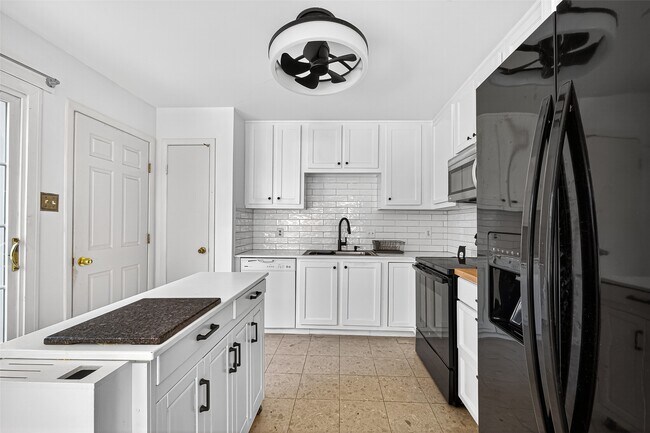 Building Photo - 3403 Hillstone Dr