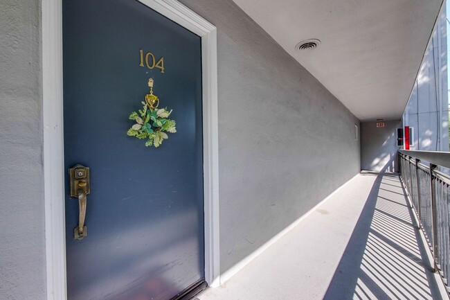 Building Photo - Ground Floor Remodeled 2 Bed 1 Bath Condo ...
