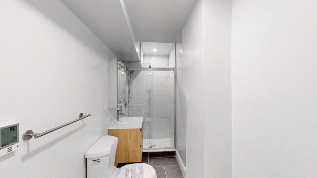 Baño reformado - 2 Joy Street