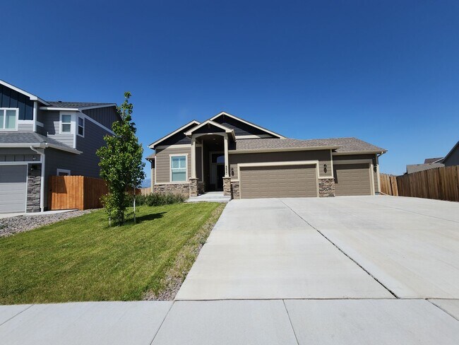 Foto del edificio - Gorgeous 4 Bed 4 bath Home In Lorson Ranch...