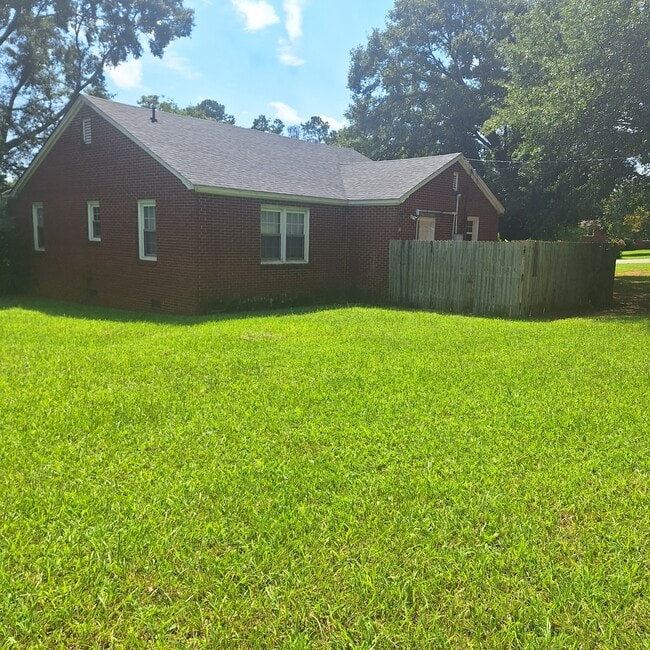 Building Photo - 827 Winston Dr