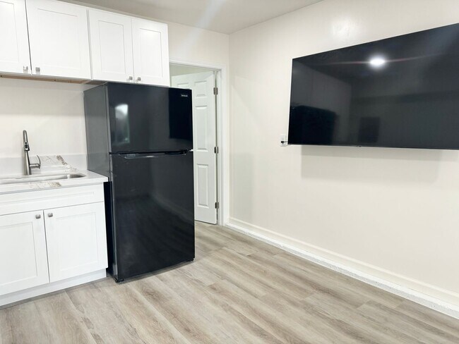 Building Photo - Brand New Beach Studio - Available NOW!!!