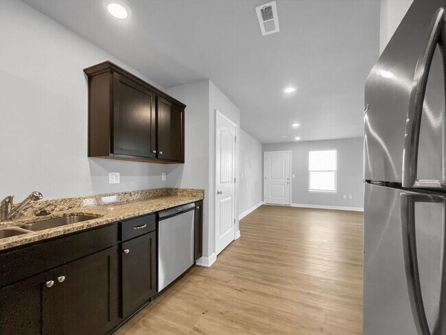 Building Photo - 208 SW Marigold St