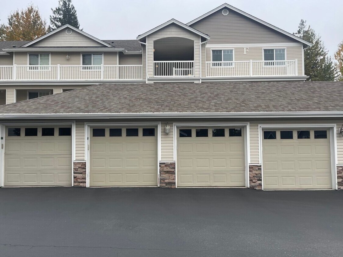 Primary Photo - Extremely Spacious 3 Bedroom Condo for Ren...