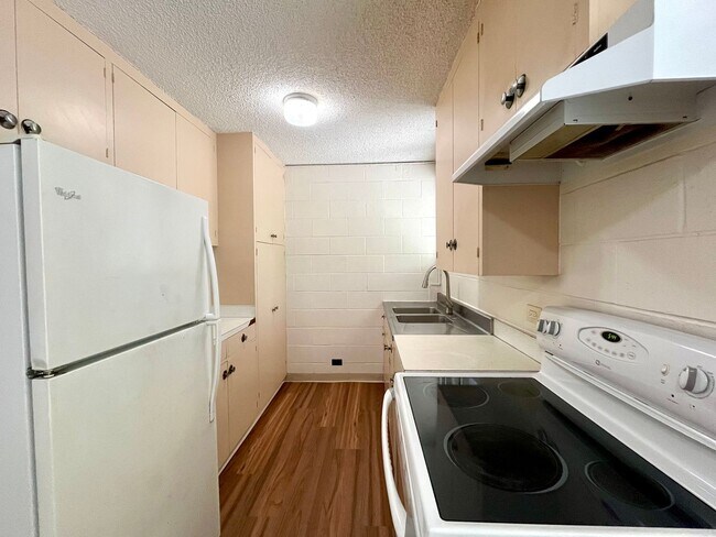 Building Photo - Punchbowl: Renovated 2 Bed, 1 Bath Apartme...