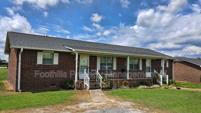 Primary Photo - 105 Teakwood Dr