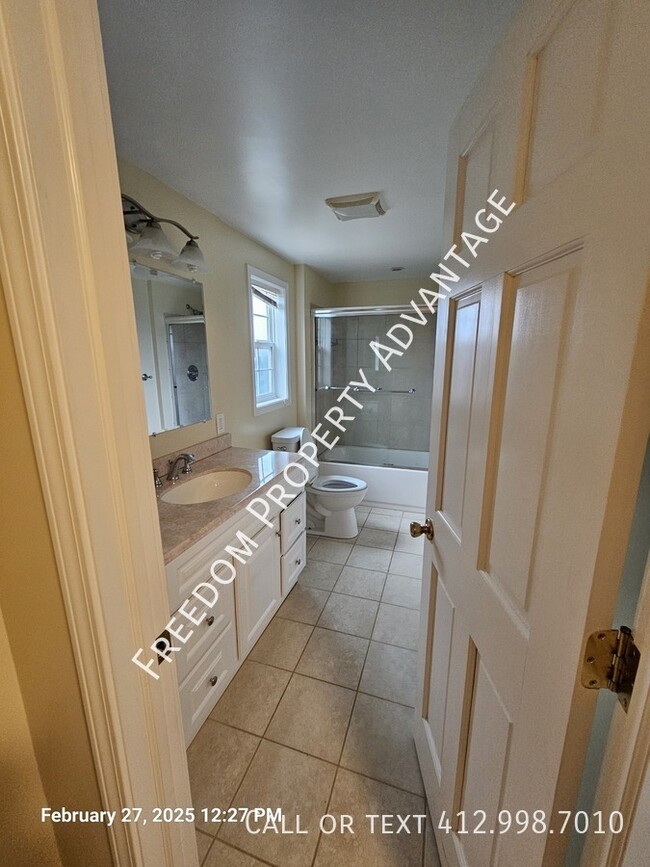 Building Photo - 2936 Custer Ave