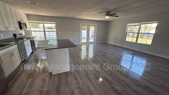 Foto del edificio - 4 Spring Ln Way