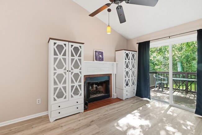 Building Photo - 4610 Woodside Dr