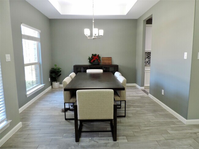 Building Photo - 2730 N Colosseum Ct