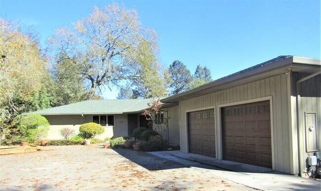 Foto del edificio - Beautiful 3 Bed 3 Bath Home in Sebastopol!