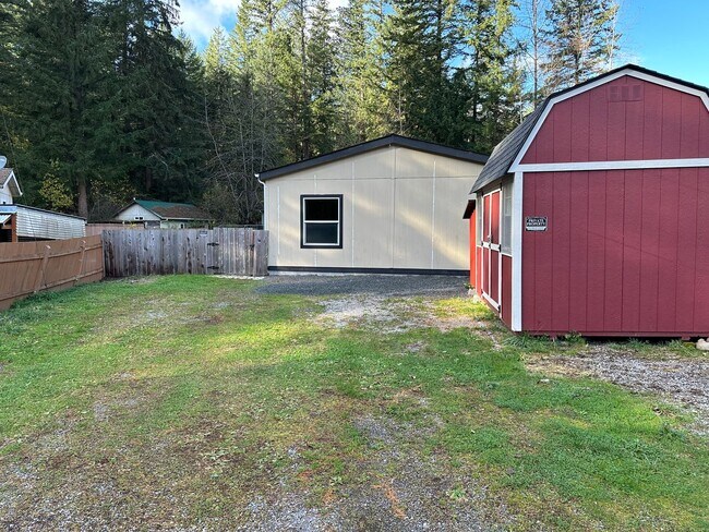 Building Photo - Charming Maple Falls Home Pets Welcome -Fu...