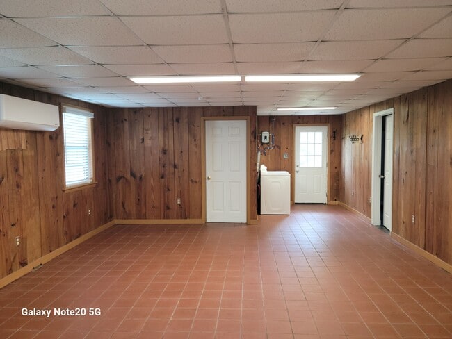 Building Photo - 652 Ralph Rahn Rd