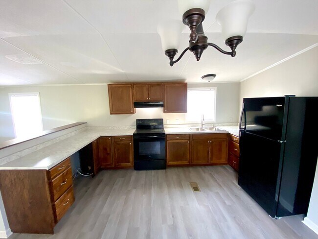 Building Photo - 102 Persimmon Dr