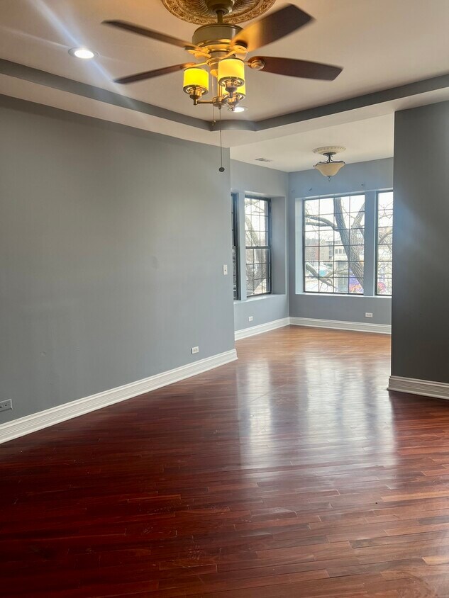 Building Photo - 4911 S Prairie Ave