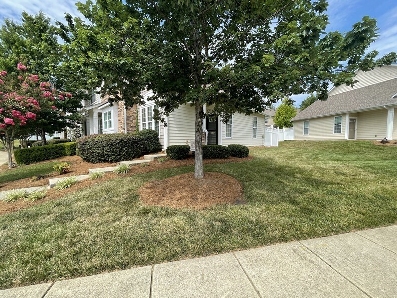 Foto del edificio - Beautiful END-UNIT 3BR 2.5BA Townhouse in ...