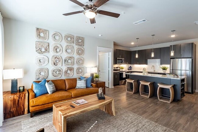 Move-In Ready & Modern - Move-In Ready & Modern Apartment