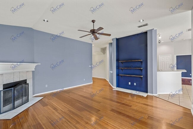 Building Photo - Clean 3/2 1705 Sqft. Home with Solar locat...