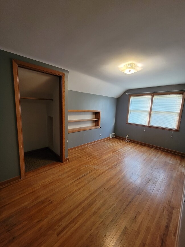 Building Photo - 524 8th Ave