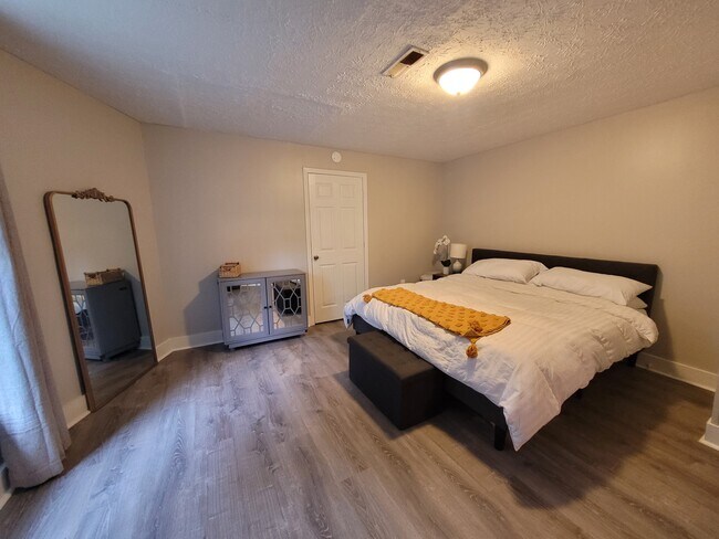 Foto del edificio - 2455 Woodbine Ave