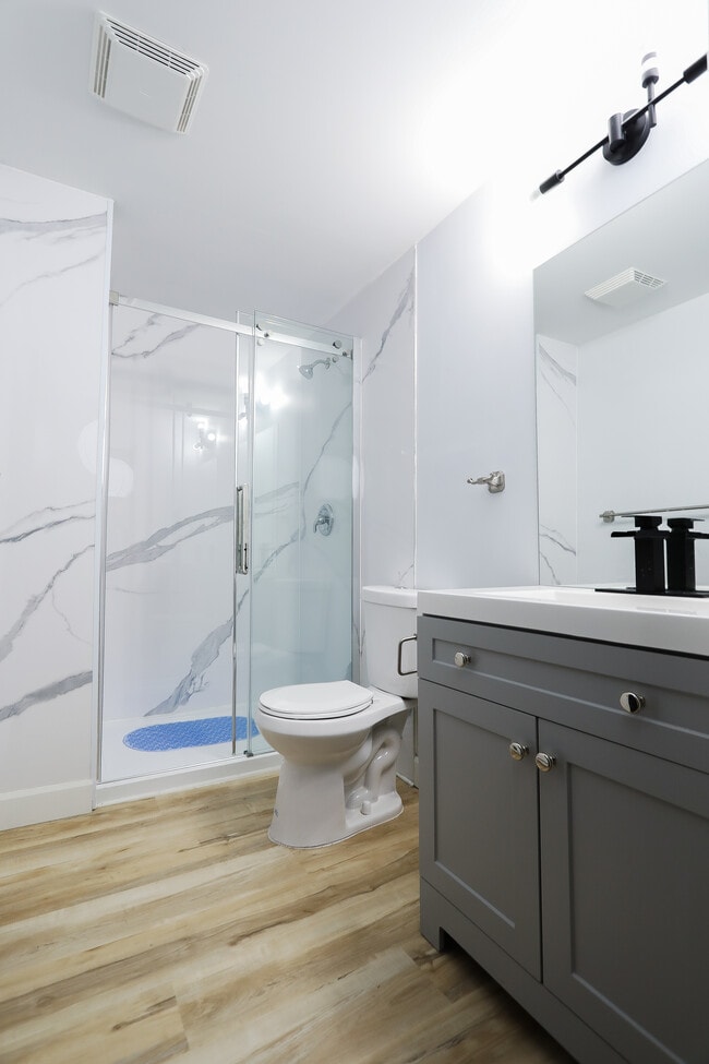 Building Photo - 151 Wellington St