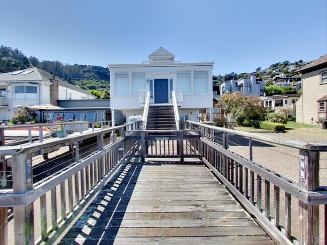 Building Photo - There is nothing better than this location!
