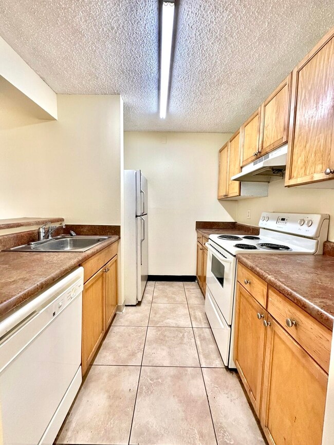 Building Photo - 710 Meadows Cir