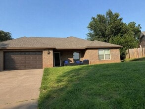 Building Photo - 3215 Highland Dr