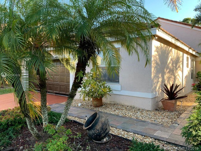 Foto del edificio - 675 Lone Pine Ln