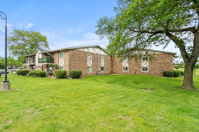 Building Photo - 9 S Frontage Rd