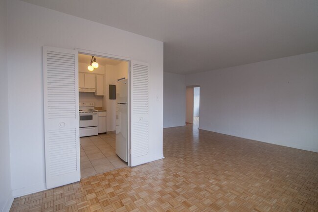 Building Photo - 900 Av. Rockland