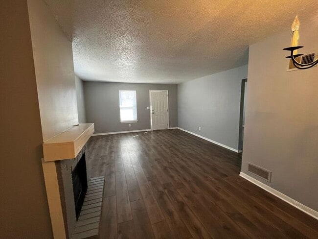 Building Photo - Nice Townhome in Park Hill Schools!