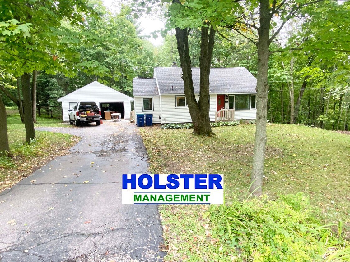 Foto principal - 4-Bedroom, 1 Bath Home on Wooded Lot near ...