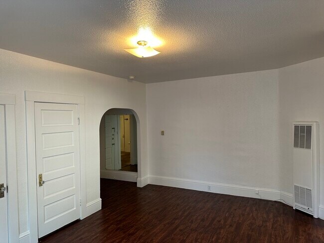 Building Photo - 830 N Van Buren St