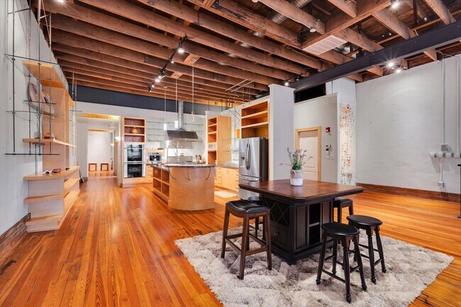 Building Photo - Condo In The Heart of Downtown Greenville!