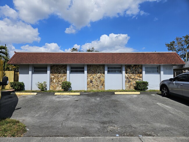 Building Photo - 6231 SW 37th Ct